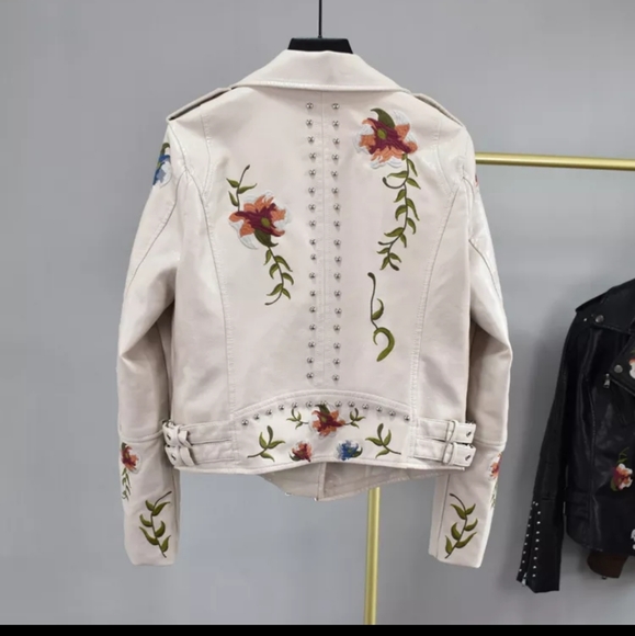 🦋NWT Embroidered White Jacket Vegan Leather. - Picture 10 of 15